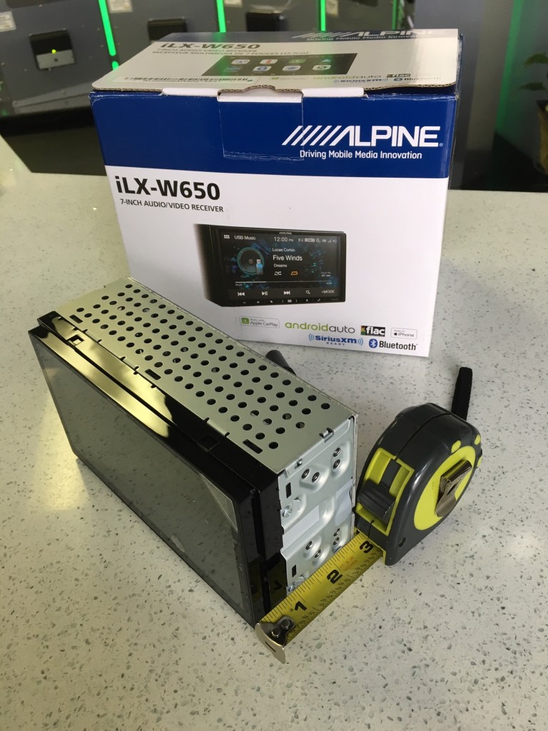 Alpine iLX-W650 Review - Un-boxing Shallow Mount Design